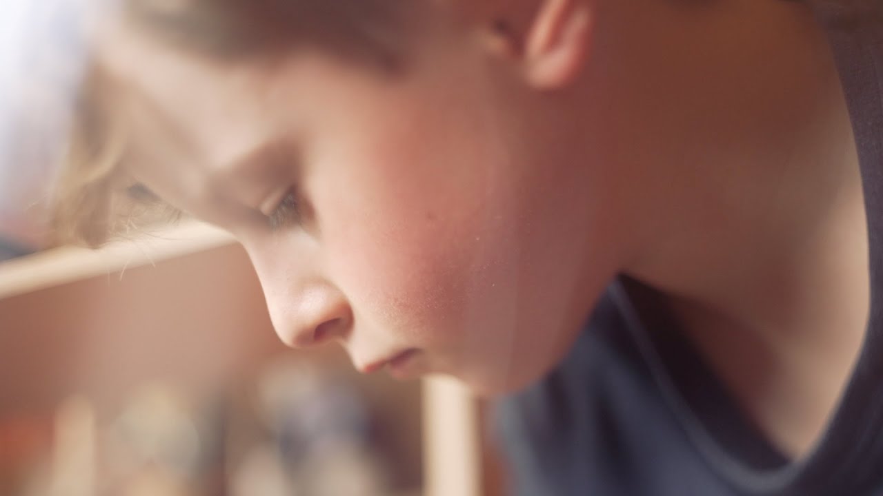 Standbild aus dem Musikvideo What Makes Me Me